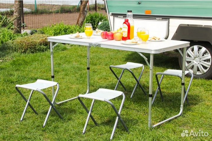 Большой стол и стулья для отдыха