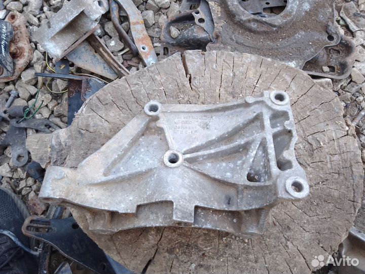 Кронштейн генератора Volkswagen Golf 3, Vento