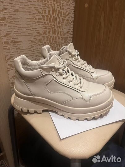 Кроссовки женские