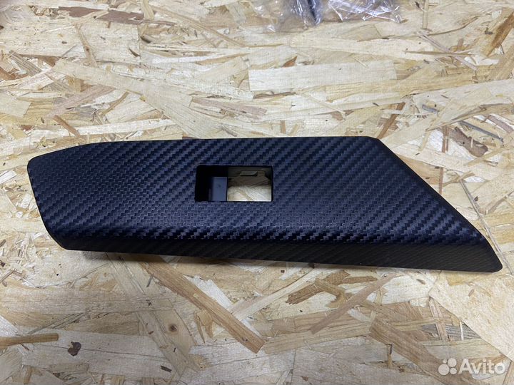 Накладка стеклоподъемника правая Toyota Rav4 40