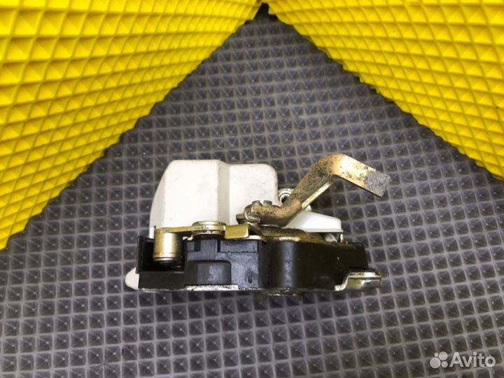 Замок двери задний правый Mercedes-Benz 190E W201