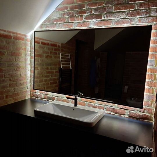 Зеркало в металлической раме с подсветкой