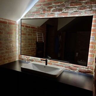 Зеркало в металлической раме с подсветкой