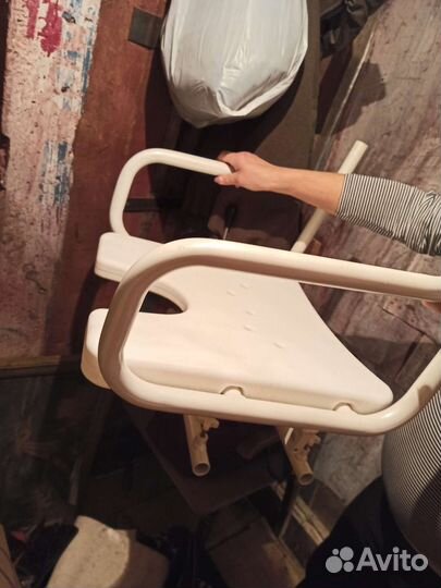 Стул вращающийся для инвалидов в ванную комнату