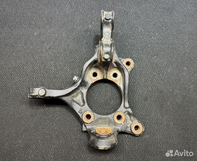 Поворотный кулак левый Toyota Camry 70