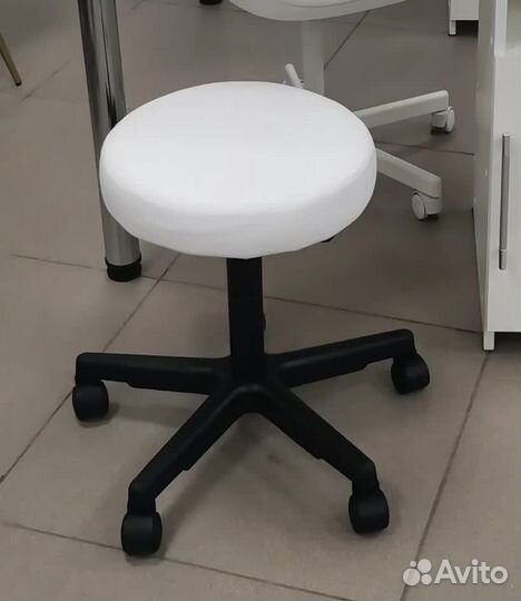 Стул для мастера педикюра