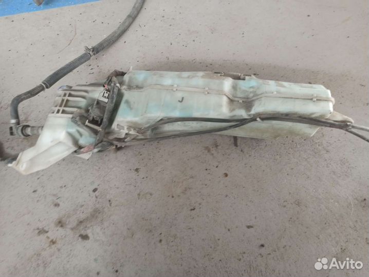 Омывательный бачок Toyota Land Cruiser 200