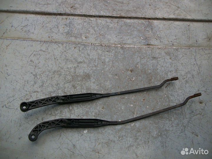 Поводок стеклоочистителя передний Ауди 80 Б3