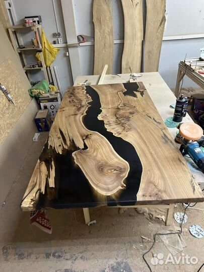 Стол из эпоксидной смолы и слэба карагач дуб