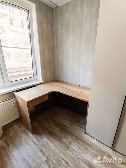 Шкаф распашной у окна