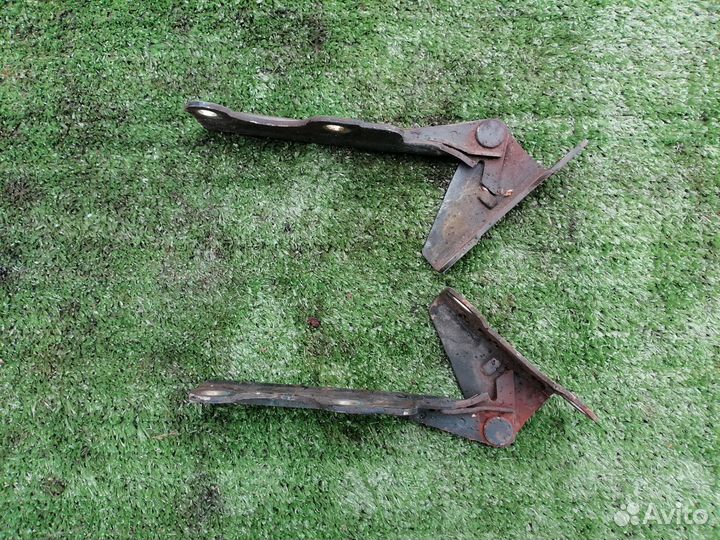 Крепление капота Митсубиси Галант 7