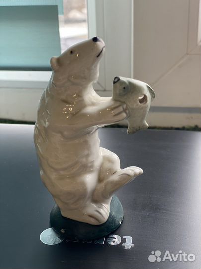 Статуэтка медведь с рыбой германия винтаж