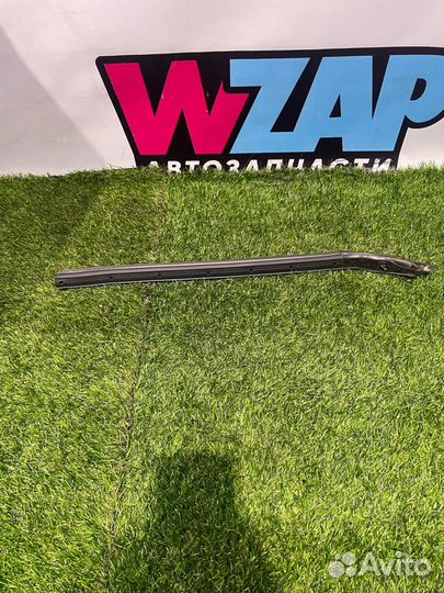 Уплотнитель стекла двери задний правый Ford