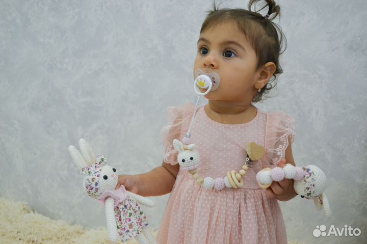 Вязанная игрушка погремушка (зайка)