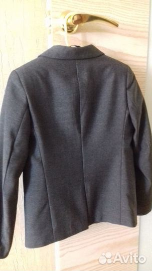 Продам школьную форму на мальчика рост 122)