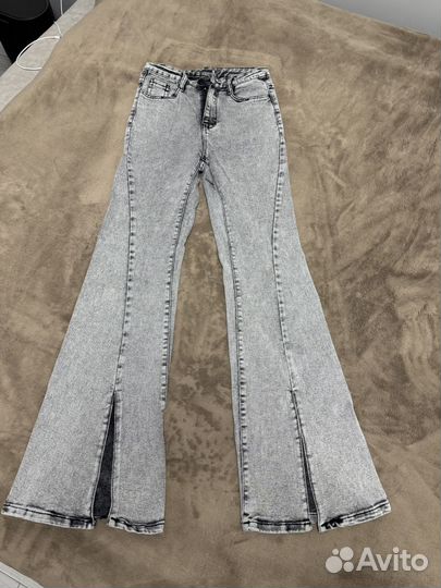 Джинсы клеши с разрезами 42