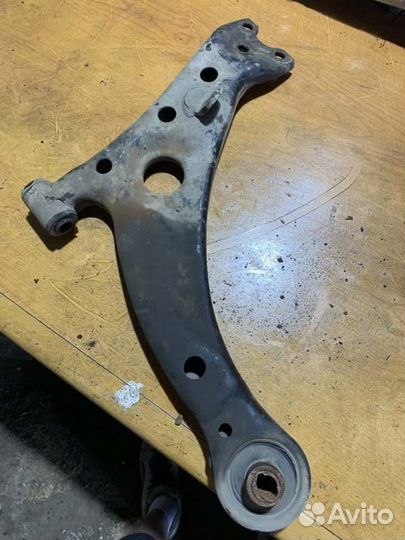 Рычаг подвески передний правый Toyota Corona