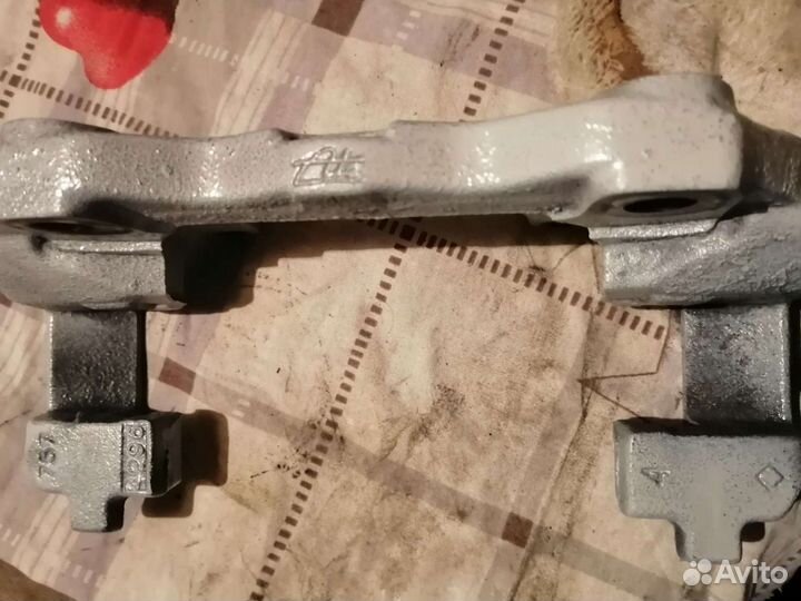 Суппорт Опель Астра Н, левый в сборе