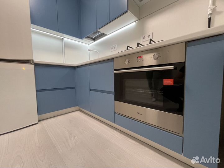 Кухонный гарнитур. Угловая кухня без ручек ксп:353