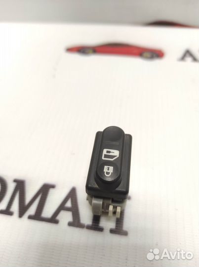 Кнопка центрального замка Nissan Primera P12