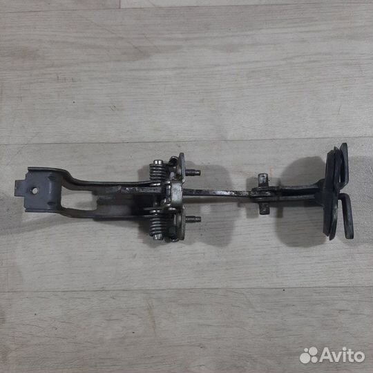 Ограничитель двери задний правый LADA Largus 2013