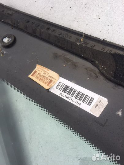 Левая кузовная форточка на мерседес GLK X204