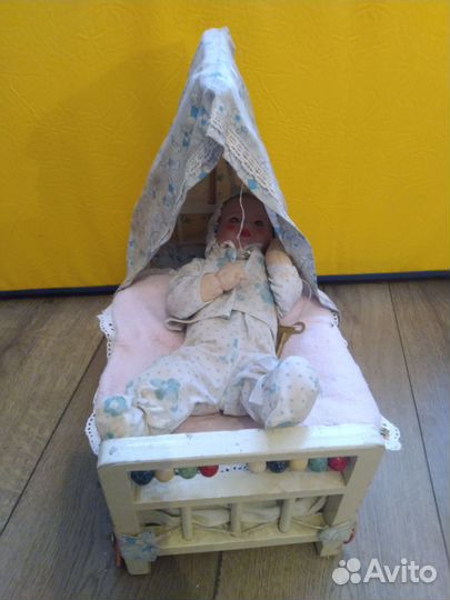 Кроватка старинная и кукла заводная Германия