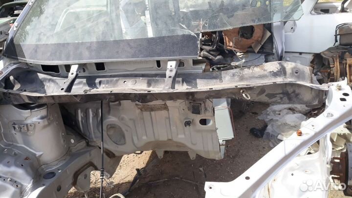 Планка под жабо toyota voxy AZR60