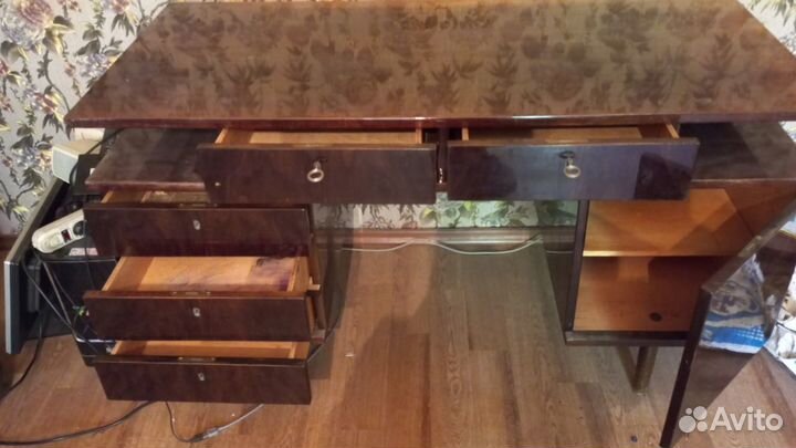 Продам столы и тумбочки б/у