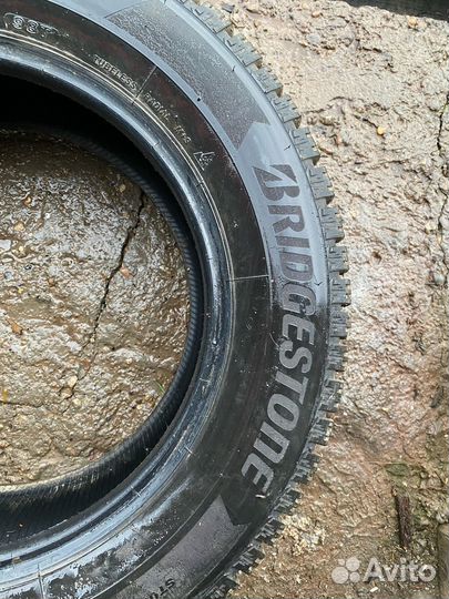 Bridgestone Ice Cruiser 7000S 215/65 R16 98T
