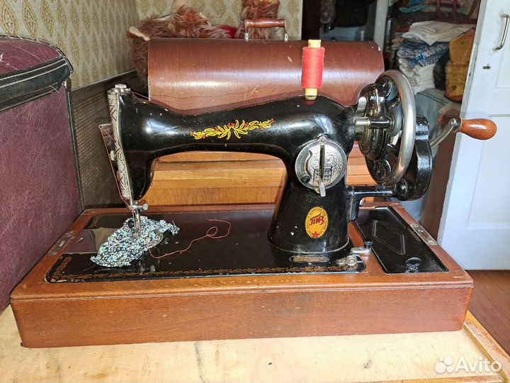 Швейная машинка времён СССР ручная