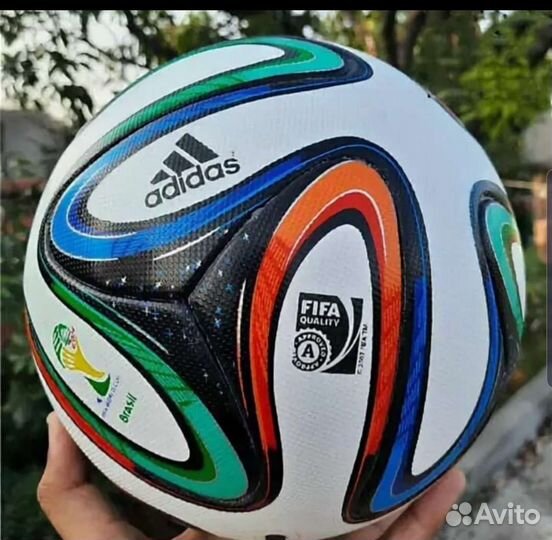 Футбольный мяч adidas brazuca 2014