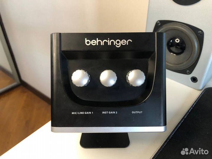 Внешняя звуковая карта Behringer UM2
