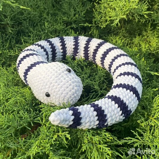 Вязаная змея игрушка