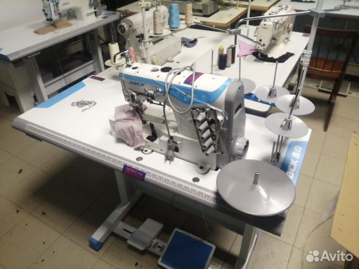 Плоскошовная швейная машина jack w4