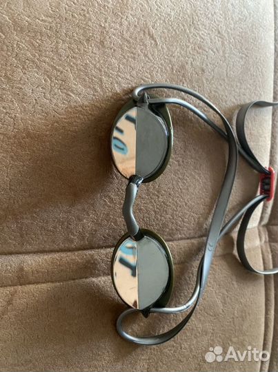 Шапки и очки для плавания