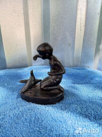 Статуэтка касли мальчик кормит голубей