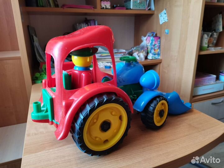 Большой трактор игрушечный