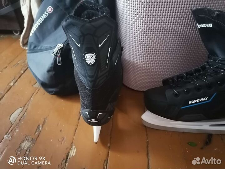 Коньки хоккейные