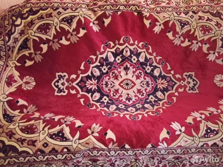 Ковёр тонкий можно и на кровать и на диван Турция