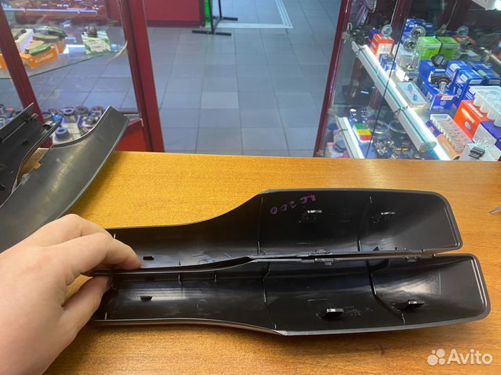 Заглушка рейлинга Toyota Land Cruiser 200