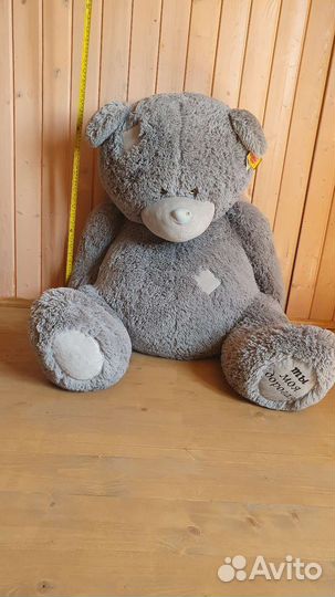 Большой плюшевый медведь