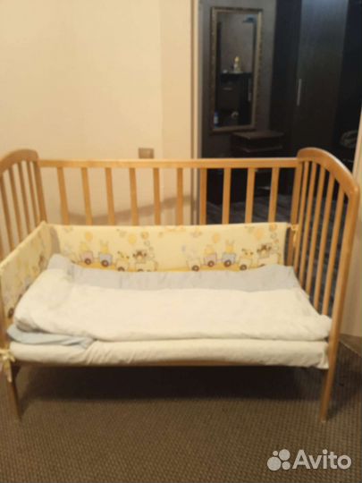 Детская кроватка с маятником