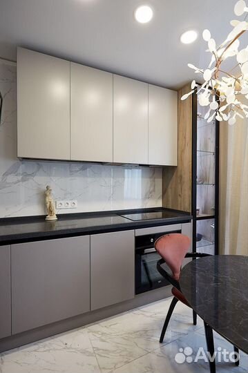 Угловая кухня под потолок на заказ