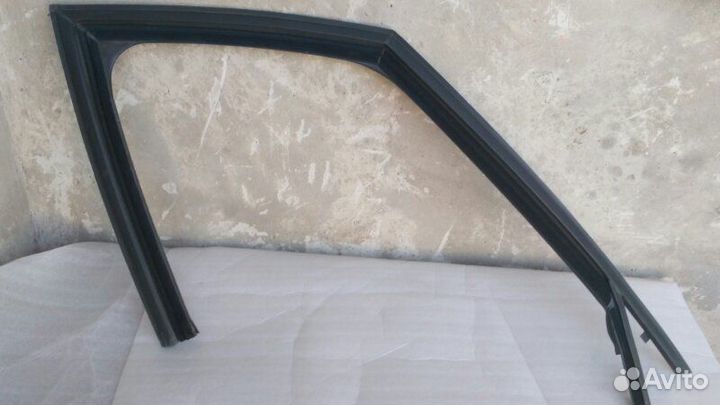 Уплотнитель стекла двери передний правый Citroen