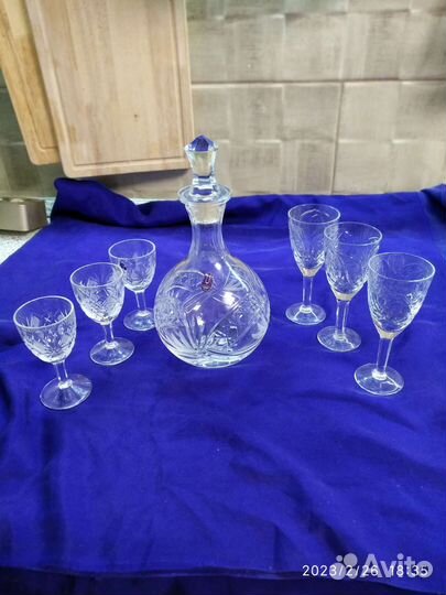 Графины с рюмками и стопками, штоф со стопками