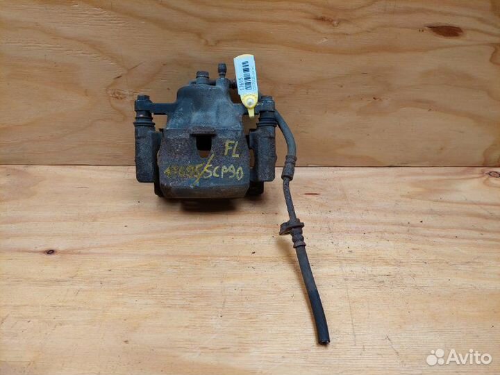 Суппорт передний левый Toyota Vitz SCP90 2szfe