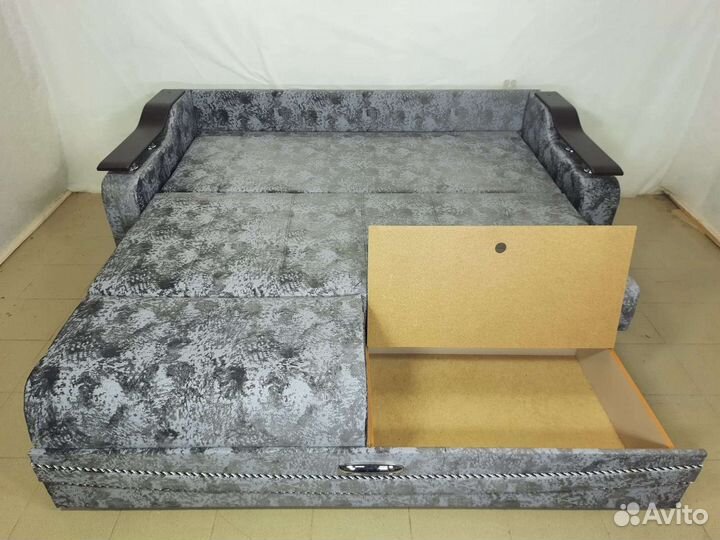 Диван на металлокаркасе