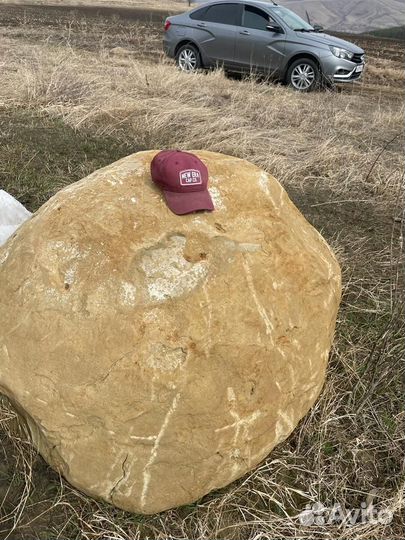 Природный камень валун песчаник желто-коричневый