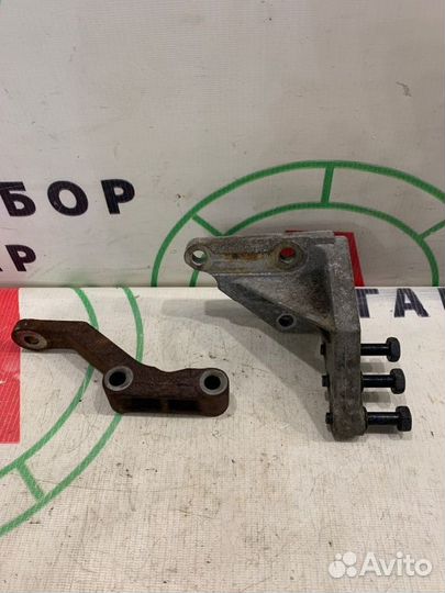 Крепление редуктора правое Nissan Murano Z50